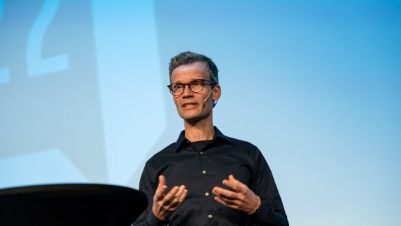 Portrett av Marius Jensen på Kommunikasjonsdagen 2022.